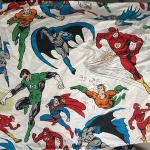 DC Characters.Includes: 2 pillow cases, duvet cover, fitted sheet, and top sheet